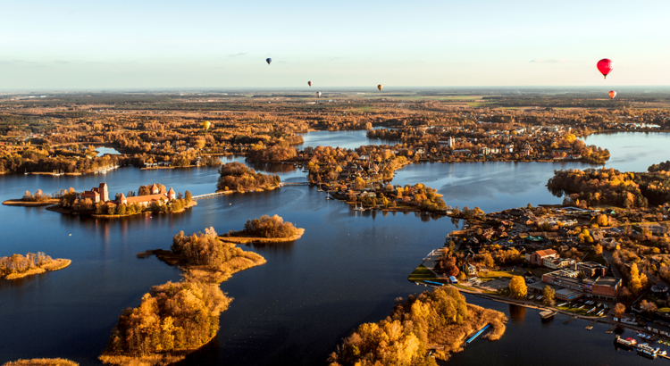 Litauen Seen-Landschaft Schloss Ballons iStock Jevgenij Misevic.jpg