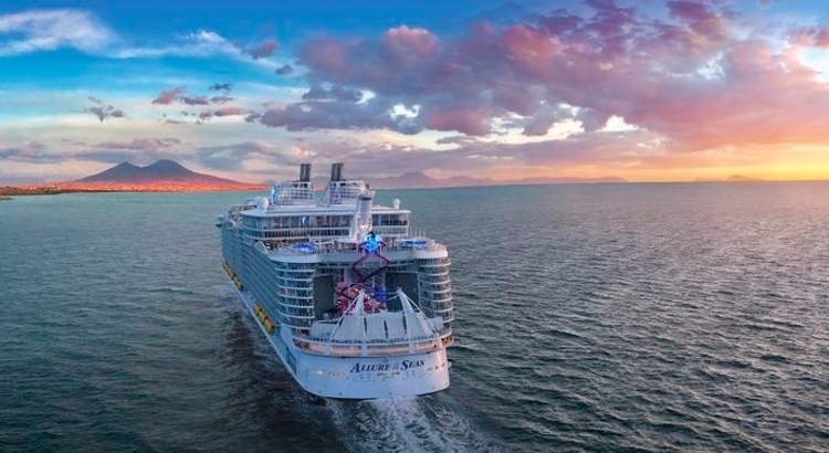 Die "Allure of the Seas" kreuzt vor Neapel