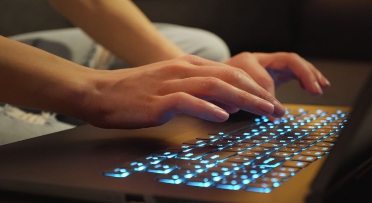 Hände Tastatur Computer Foto iStock Vasili Binzari