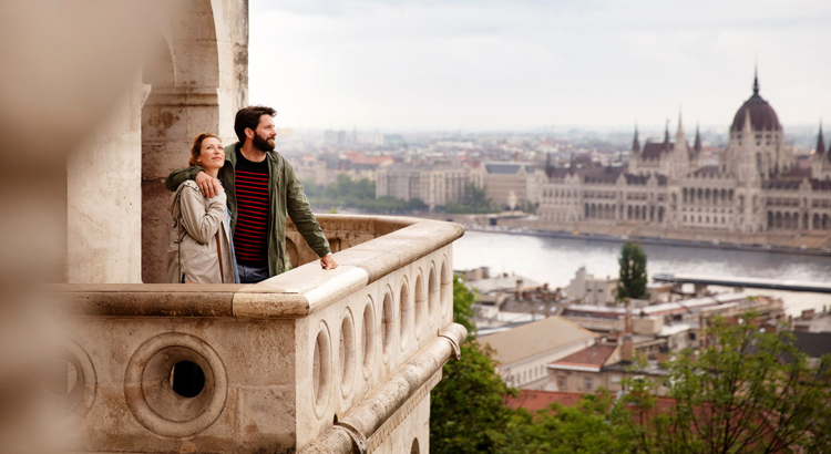 DO_BUDAPEST_FISCHERBASTEI_PARLAMENT_AUSBLICK_PAAR_SIGHTSEEING_RGB