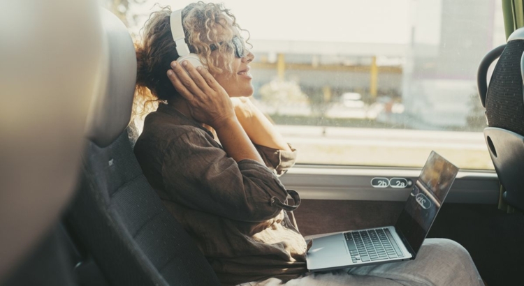 Bus Kopfhörer Foto iStock Simona Pilolla
