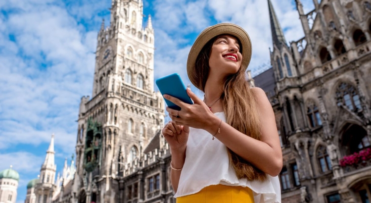 Urlauberin Touristin München Foto iStock RossHelen