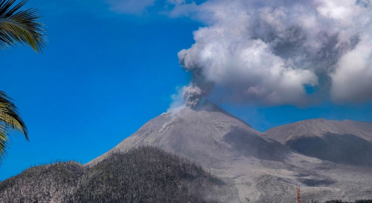 Indonesien Vulkan Flores Lewotobi Foto iStock Jimmy Tandjoeng