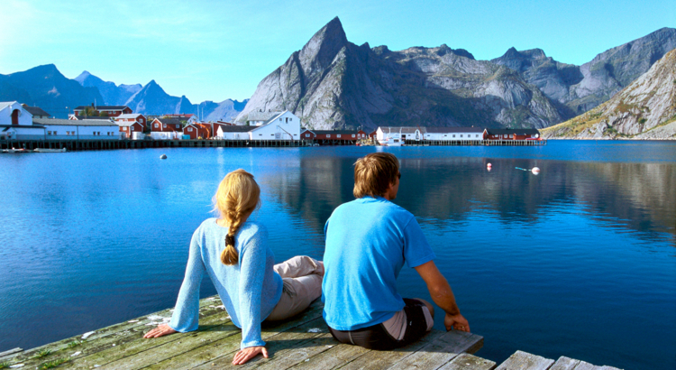 Norwegen Lofoten Urlauber Steg Fjord Ort Foto Terje Rakke Visit Norway.jpg