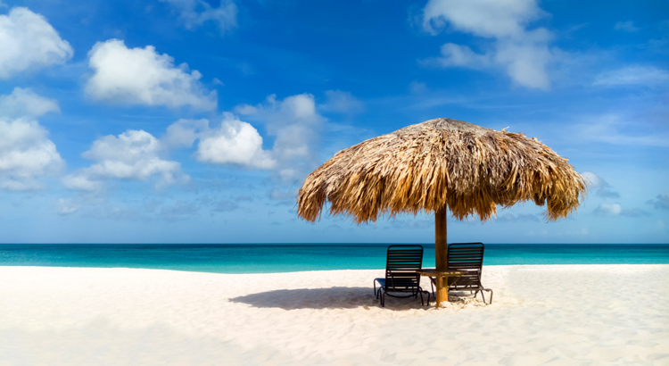 Aruba Strand Strohschirm Eagle Beach iStock Ultima_Gaina.jpg