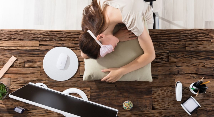 Powernap Mittagsschlaf Foto iStock Andrey Popov