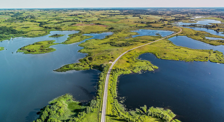 Litauen Landstraße Trakai Foto Vaidas Gegužis Lithuania Travel.jpg