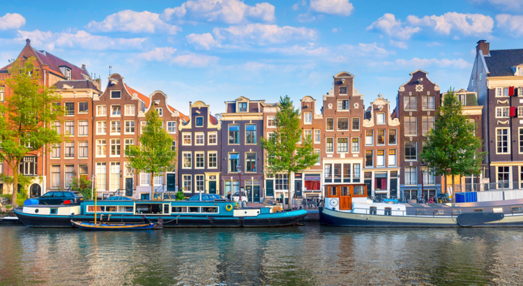 Niederlande Amsterdam Grachten iStock a_Taiga.jpg