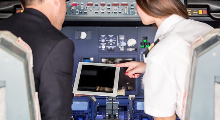 Flugzeug cockpit Pilotin symbol foto iStock/william87