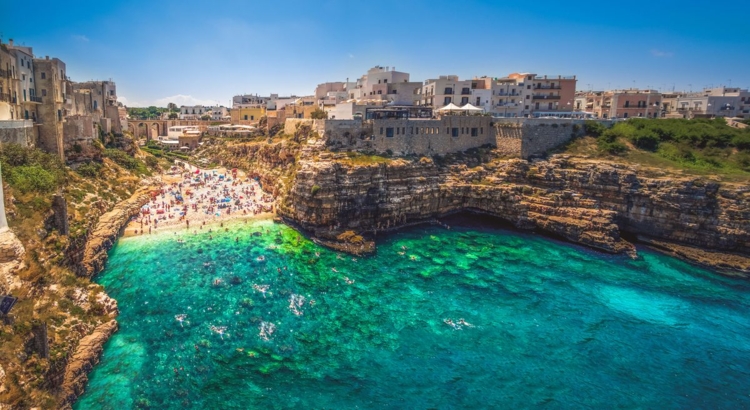 Italien Polignano a Mare Foto iStock Luca Lorenzelli
