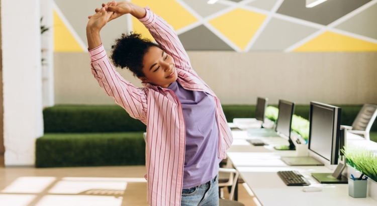 Büro Pause Dehnübung Foto iStock Mariia Vitkovska