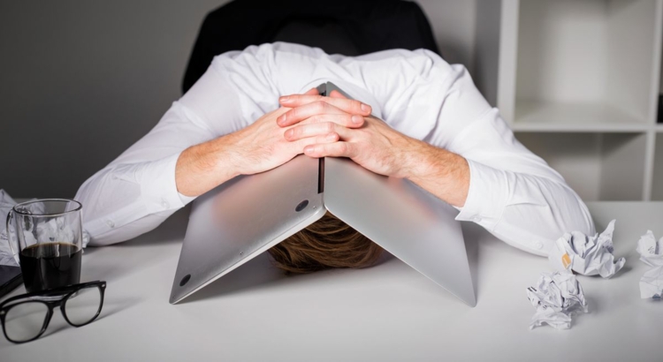 Stress Büro Arbeit Burnout Foto iStock grinvalds