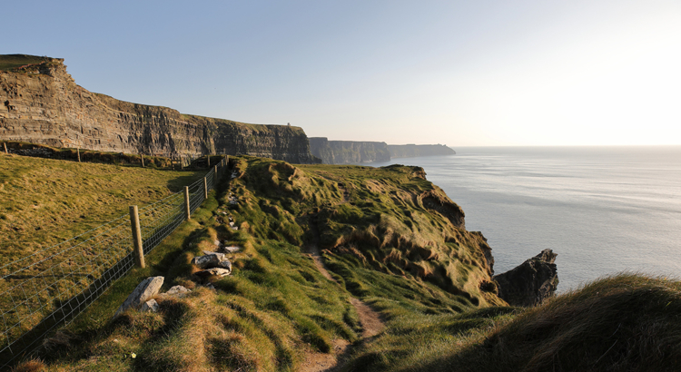 Irland Cliffs of Moher Trail Ausblick Tourism Ireland/Zhang