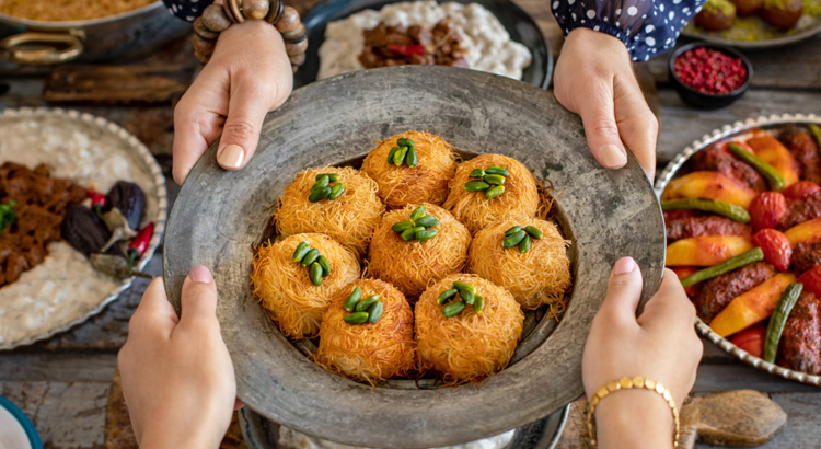 Abu Dhabi Essen Tischen Hände Speisen iStock Gulcin Ragiboglu.jpg