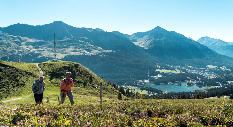 Schweiz Lenzerheide Wanderer Schweiz Tourismus.jpg