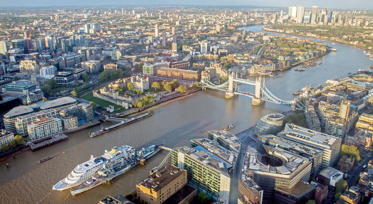 MS_HAMBURG_in_London_Liegeplatz_hinter_der_Tower_Bridge