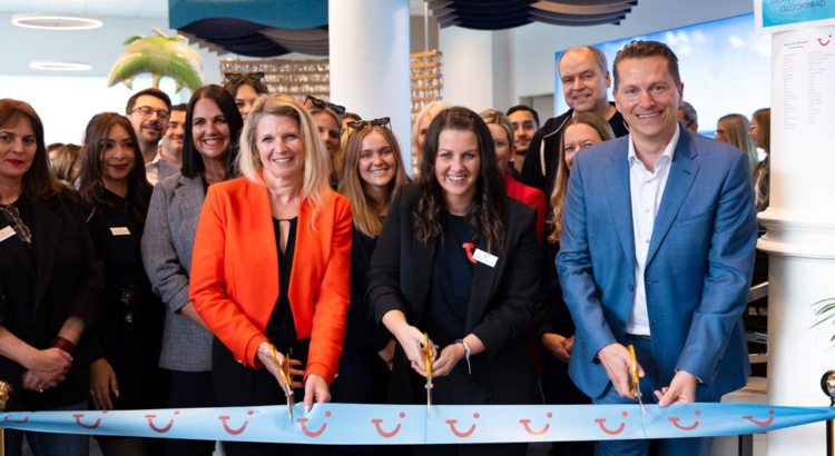 TUI Store Aschaffenburg Eröffnungsfeier Jacobi R Samat M IHK Wenzel.jpg