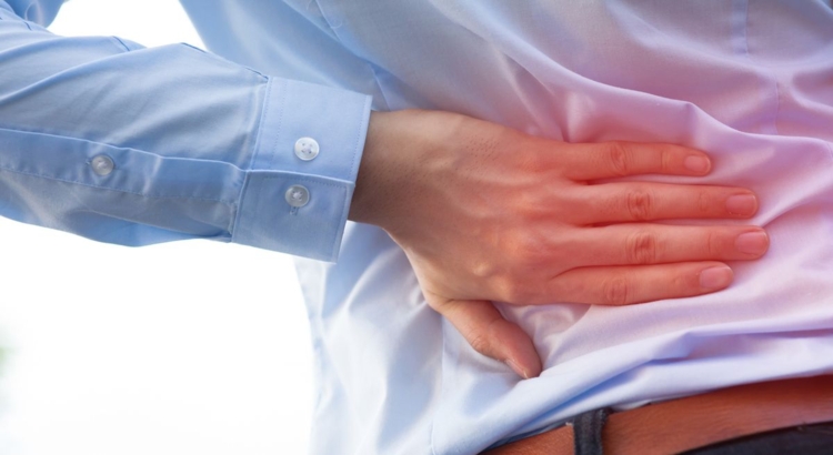 Rückenschmerzen Büro Symbol Foto iStock twinsterphoto