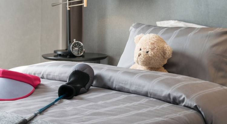 Teddy Bär Bett Hotel Foto iStock Kwanchai Khammuean