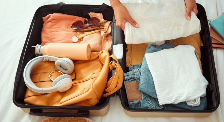 Koffer packen Symbol Foto iStock Peolpe Images