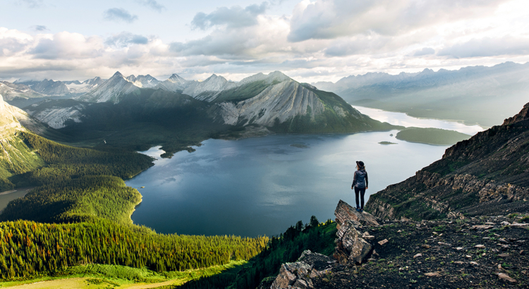 Kanada Alberta Three Isle Lake Wanderer Foto Destination Canada Johan Lolos