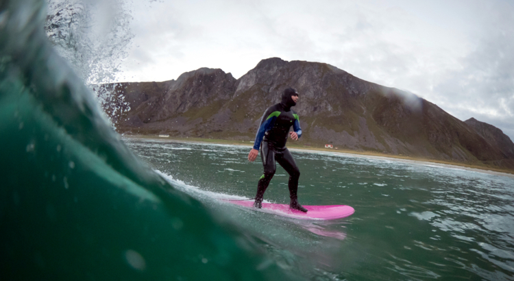 Norwegen Lofoten Surfing Unstad Foto Kristin Folsland Olsen Visitnorway.jpg