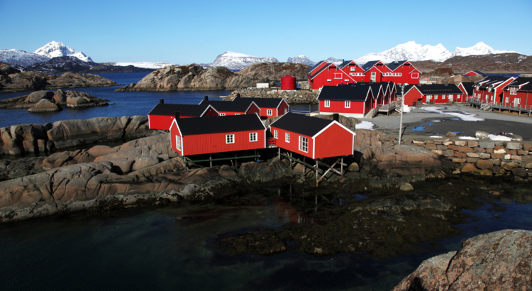 Norwegen Lofoten rote Holzhäuser auf Felsen Foto Heidi Widerøe Visit Norway.jpg