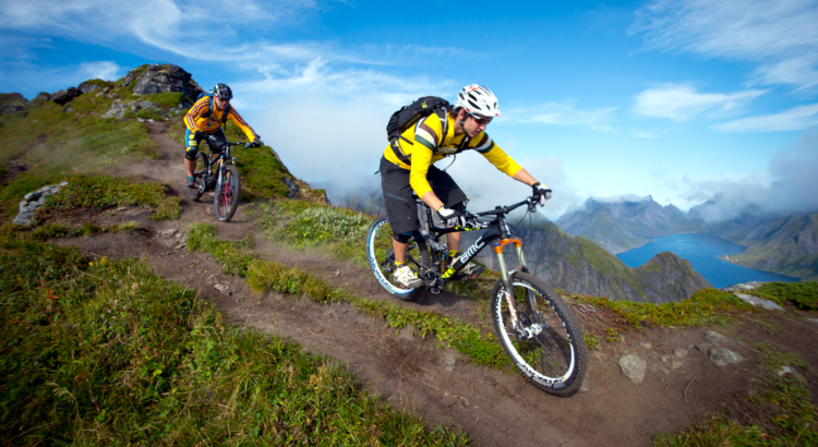 Norwegen Lofoten Mountain Biking Reinebringen Foto Manfred Stromberg Visit Norway.jpg