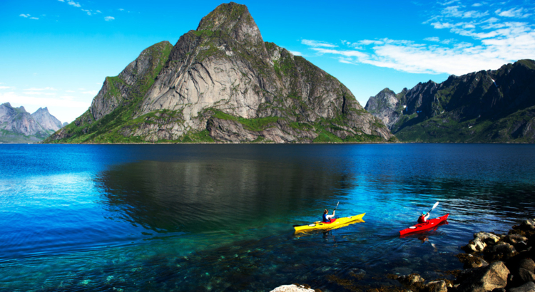 Norwegen Lofoten Kayak Reine Foto Mattias Fredriksson Visit Norway.jpg