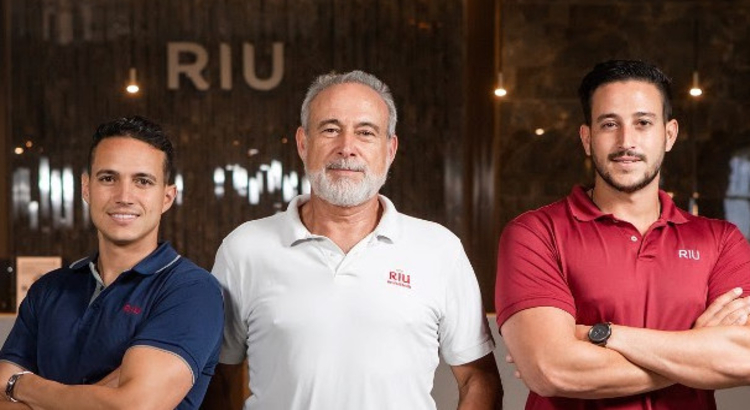 Von links nach rechts: Luis Riu Rodríguez, Luis Riu Güell und Roberto Riu Rodríguez.