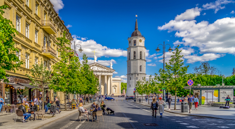 Litauen Vilnius Straßenszene iStock vejaa.jpg