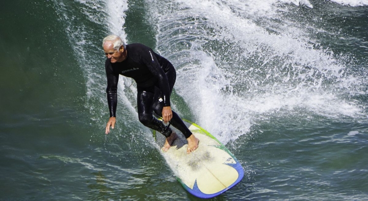 Surfer Alter Rentner Foto iStock smodj