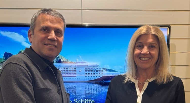 Ilona Paschke-Yuvanc (rechts), bisherige Geschäftsführerin und Hauptgesellschafterin von Koch Übersee, mit AG-Vorstand Thomas Klein (links).