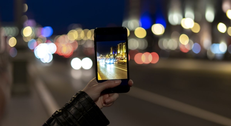 Smartphone handy kamera aufnahme Foto iStock Elena Gurova