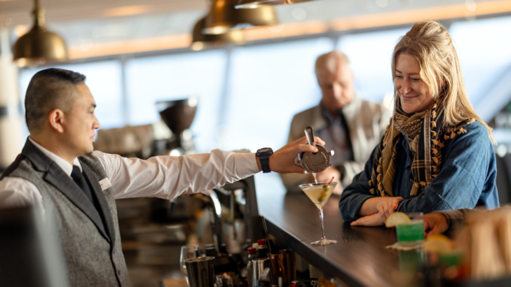 HX Fridtjof Nansen Explorer Lounge Bar HX Espen Mills.JPG