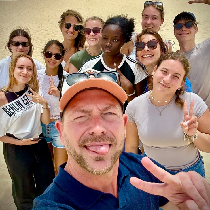 Zirpel Tobi mit Reisebüroauszubildenden Foto Reiseland