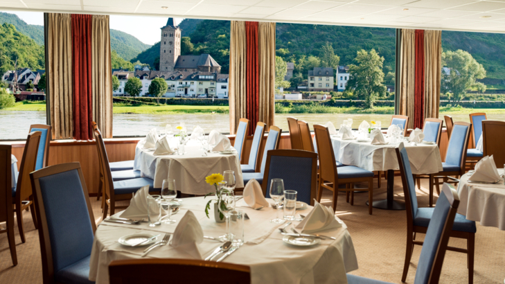 nicko cruises Speiseraum gedeckte Tische.jpg