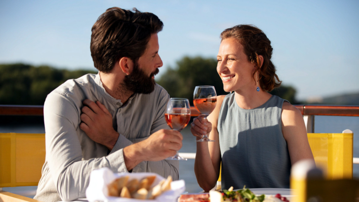 A-ROSA DO_DECK_DINNER_PAAR_WEIN.jpg