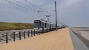 Belgien Flandern Kusttram Bahn Foto iStock 13threephotography
