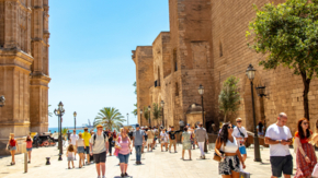 Touristen, die die Kathedrale der Heiligen Maria in Palma de Mallorca besichtigen, Balearische Inseln