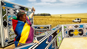 EW Discover Südafrika Ndebele Frau Foto South African Tourism.jpg
