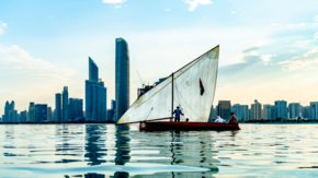 Abu Dhabi Boot vor Hochhauskulisse DCT Abu Dhabi.jpg