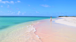 Antigua und Barbuda Tourism Authority Strand mit Frau.jpg