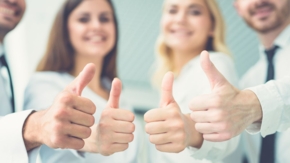 Daumen hoch Thmbs up Weiterempfehlung Foto iStock Viacheslav Peretiatko