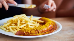 Currywurst Pommes Foto iStock Barish Baur