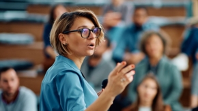 Dozentin Geschäftsfrau Chefin Foto iStock Drazen Zigic
