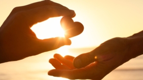 Symbol Liebe Herz Spende Foto iStock Kieferpix