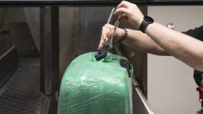 Flughafen Koffer Plastik Folie Foto iStock Antonio Suarez